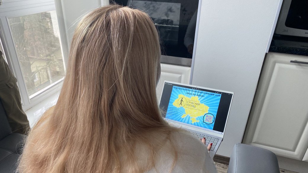 Леся Перепеченко показує банер